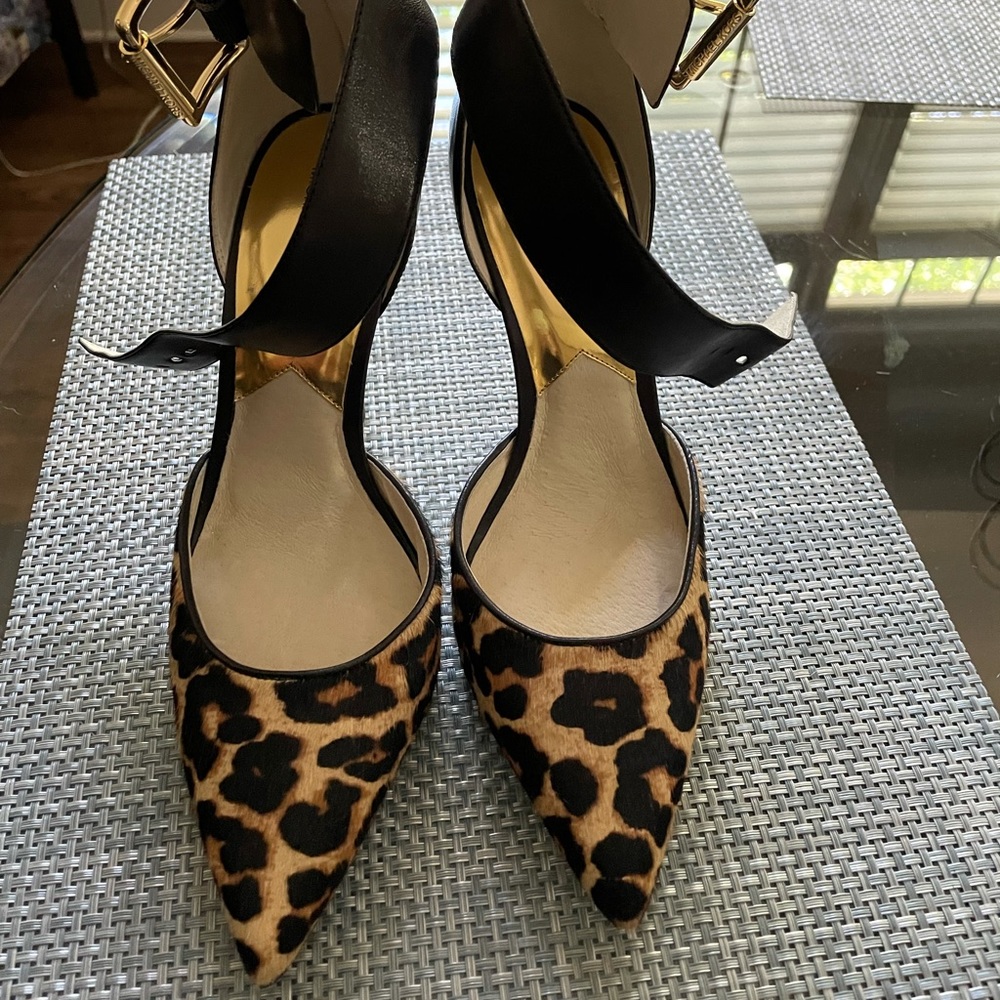 Dress heel with animal print by Michael Kors